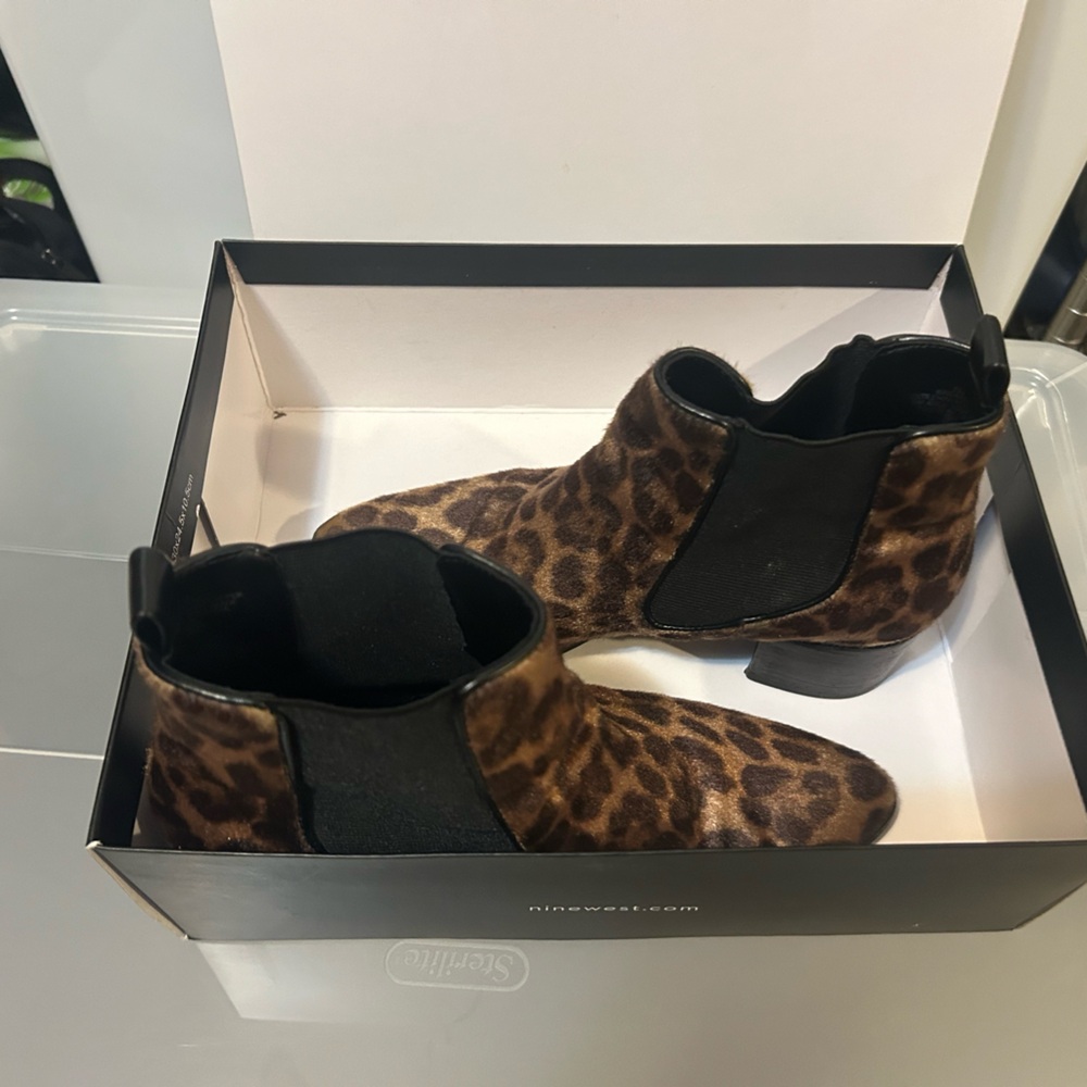 Nine West Leopard print faux fur booties size 7